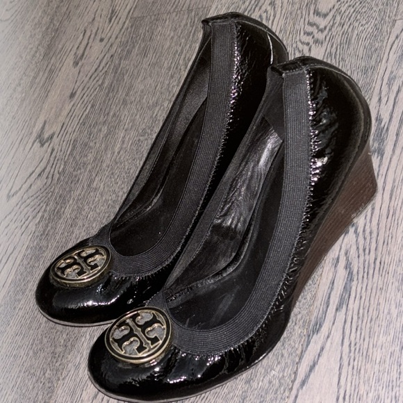 Tory Burch Logo Black Patent  Caroline Wedge Pumps - Picture 9 of 12
